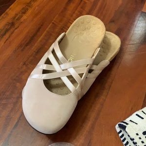 Vionic ballet flats pink size 10
